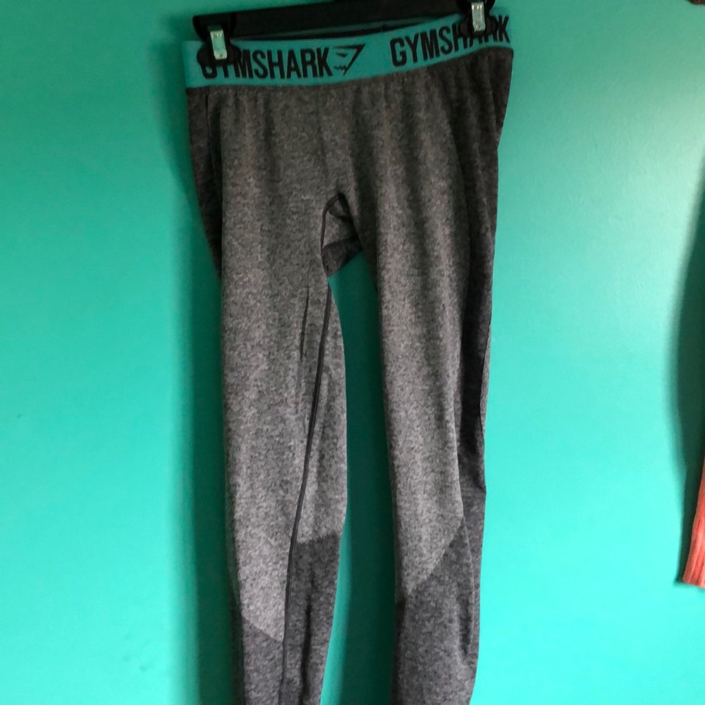 Gym shark leggings